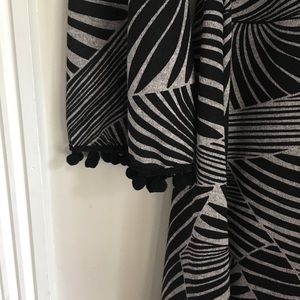 🐝 Cool design dress with bell sleeves and poms